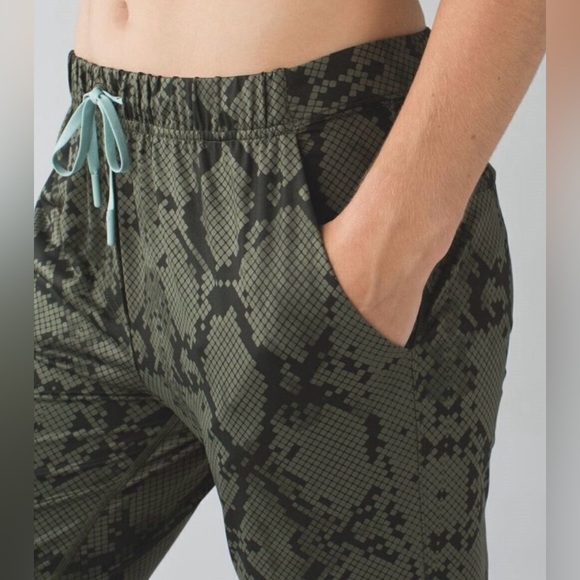 Lululemon Pants size 8 - Picture 7 of 9